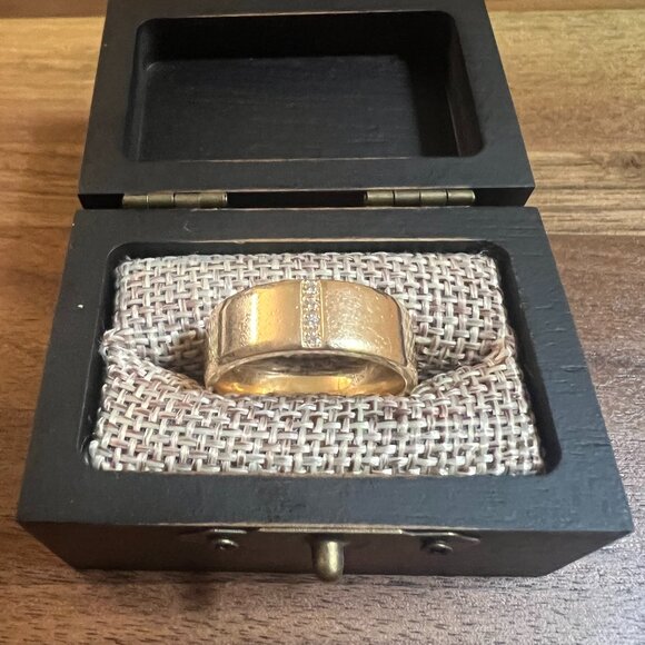 Shane Co. 8mm 14K gold men's wedding band with 4 diamonds equaling .20 carats